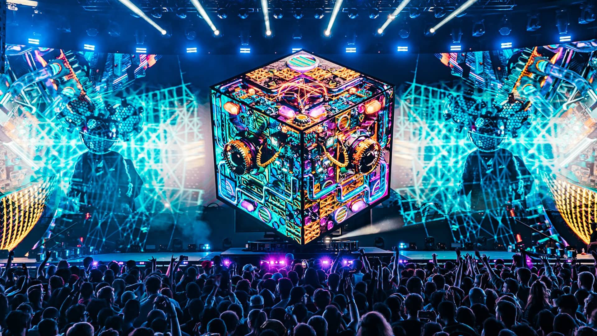 Discover Deadmau as one of the DJs with the most epic visuals of the moment.