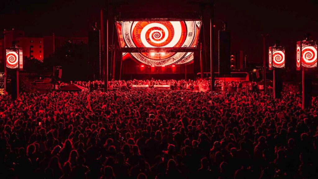 Discover Rezz as one of the DJs with the most epic visuals of the moment.